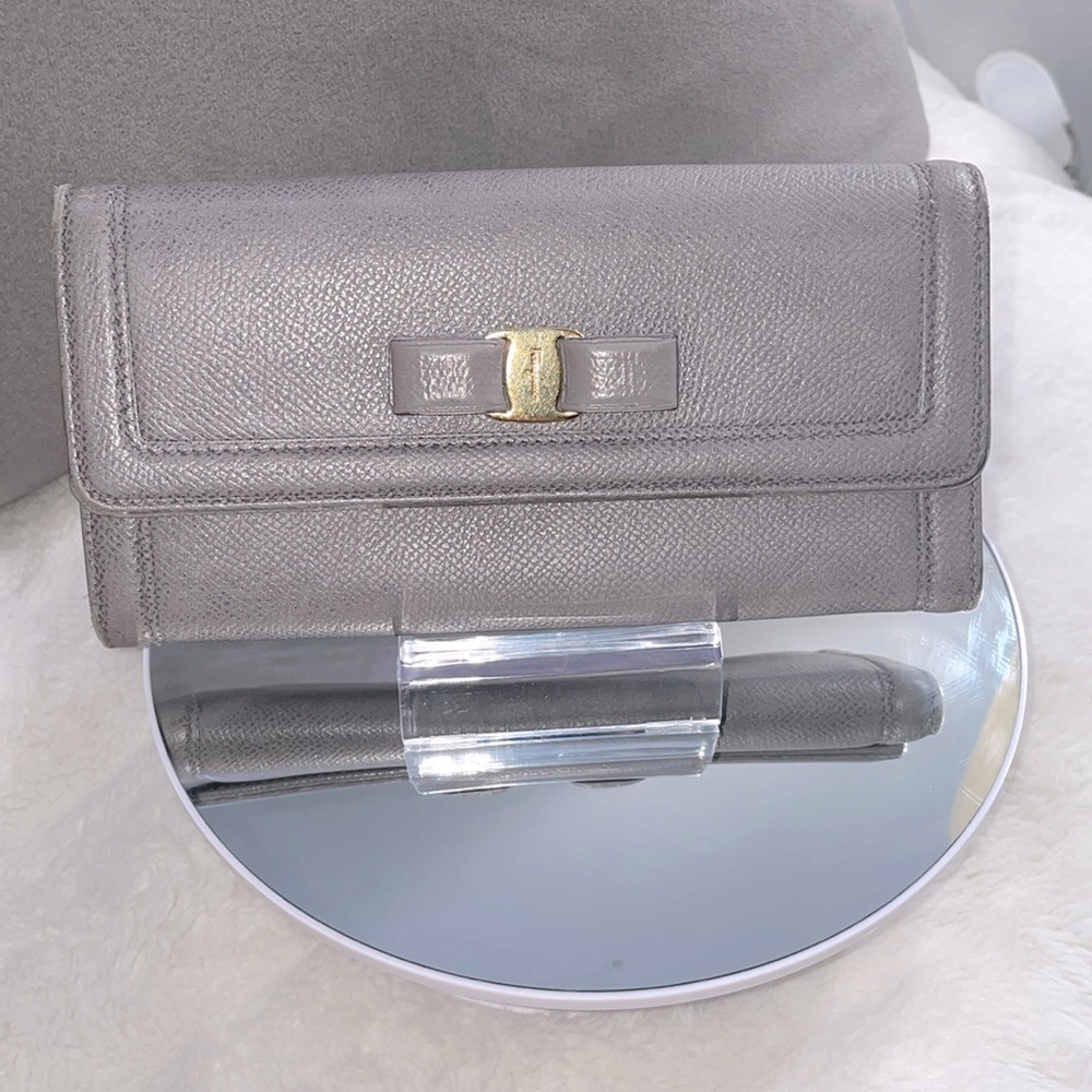 Salvatore Ferragamo Calf Leather Vara Ribbon Long Wallet ❤️😍